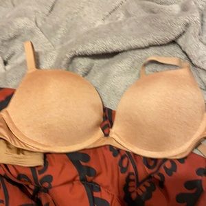 Adore me 32b tshirt style bra